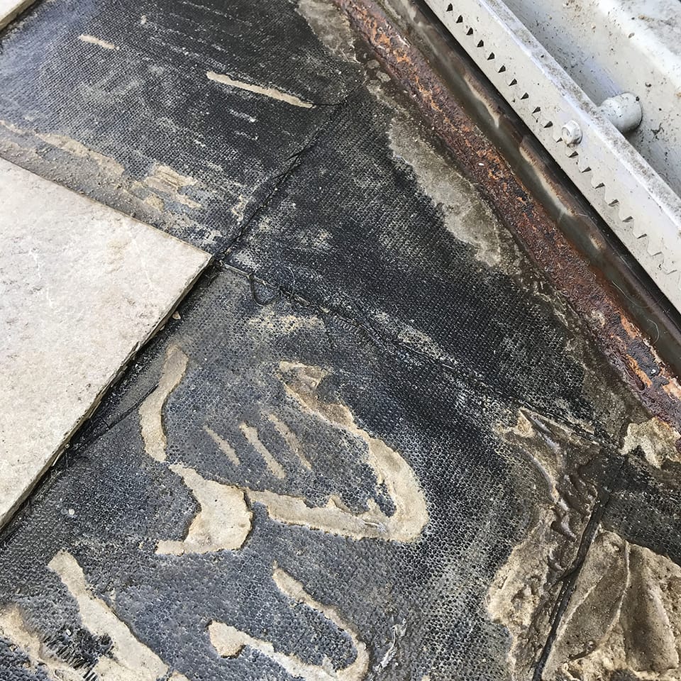 Piastrelle su guaina antiradice